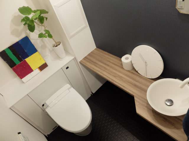 スッキリとしたトイレと木の雰囲気の手洗いカウンター