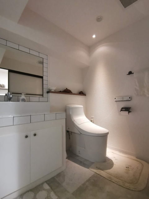 洗面と繋げたトイレは広々とした空間にし、棚にはお気に入りの小物を